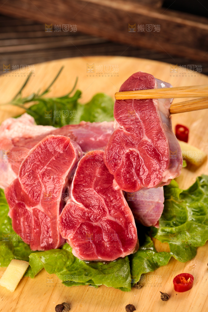 筷子上夹着牛肉
