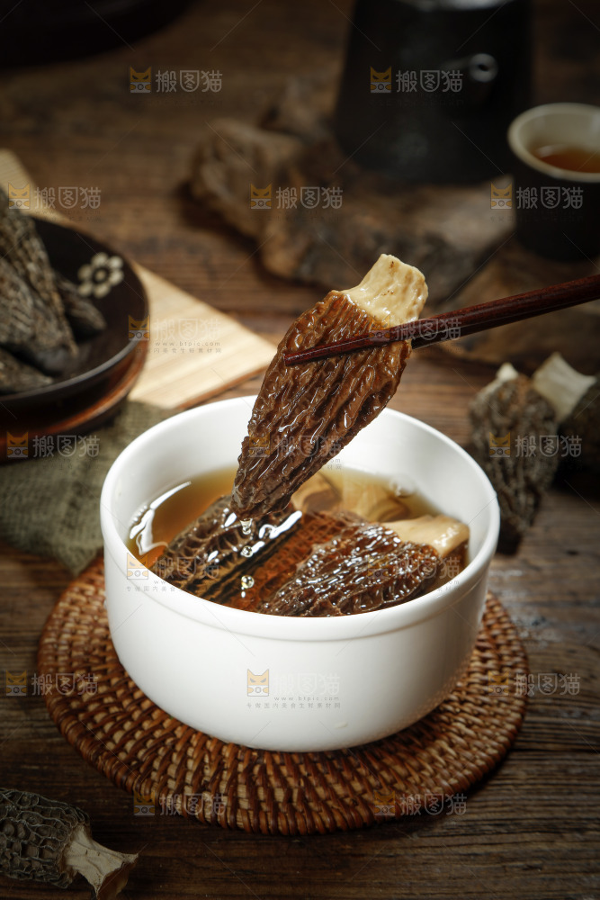 筷子上夹着羊肚菌