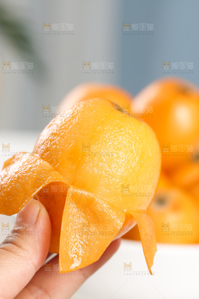 手里拿着大枇杷