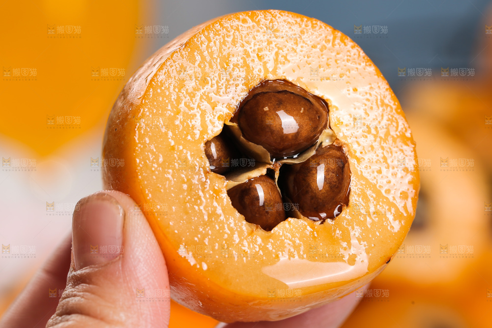 手里拿着大枇杷