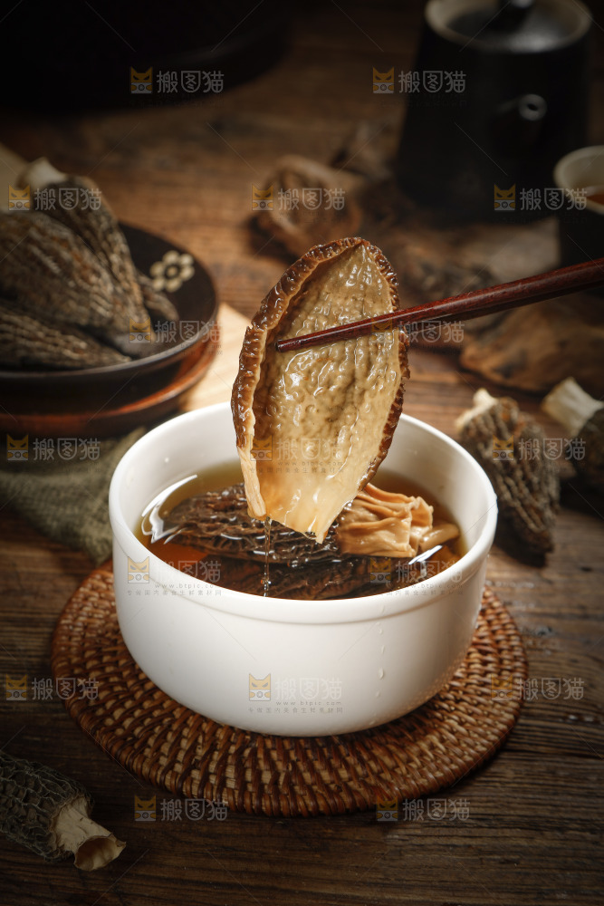 筷子上夹着羊肚菌