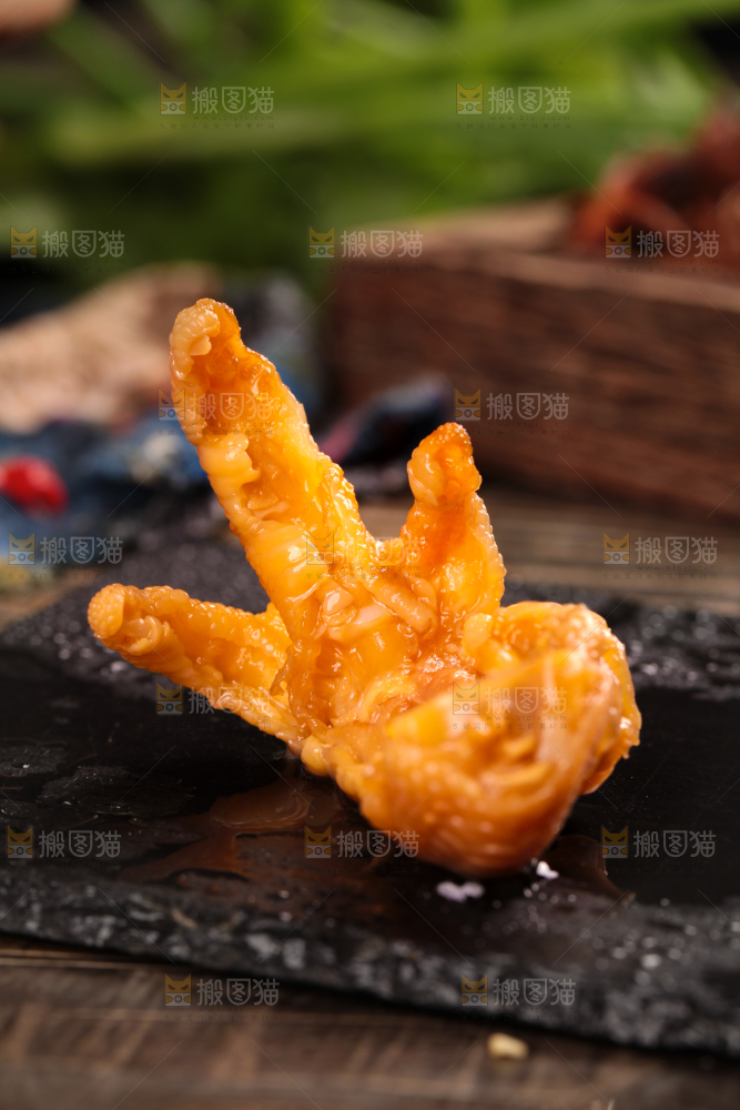 黑底上放着去骨鸡爪