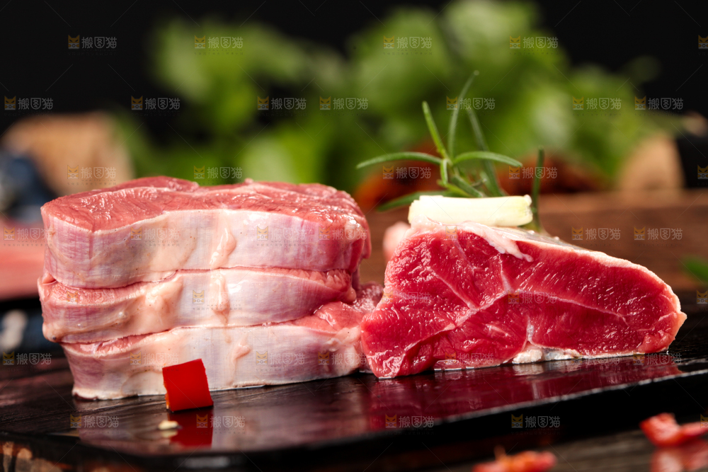 木底上的黄牛牛腱子肉