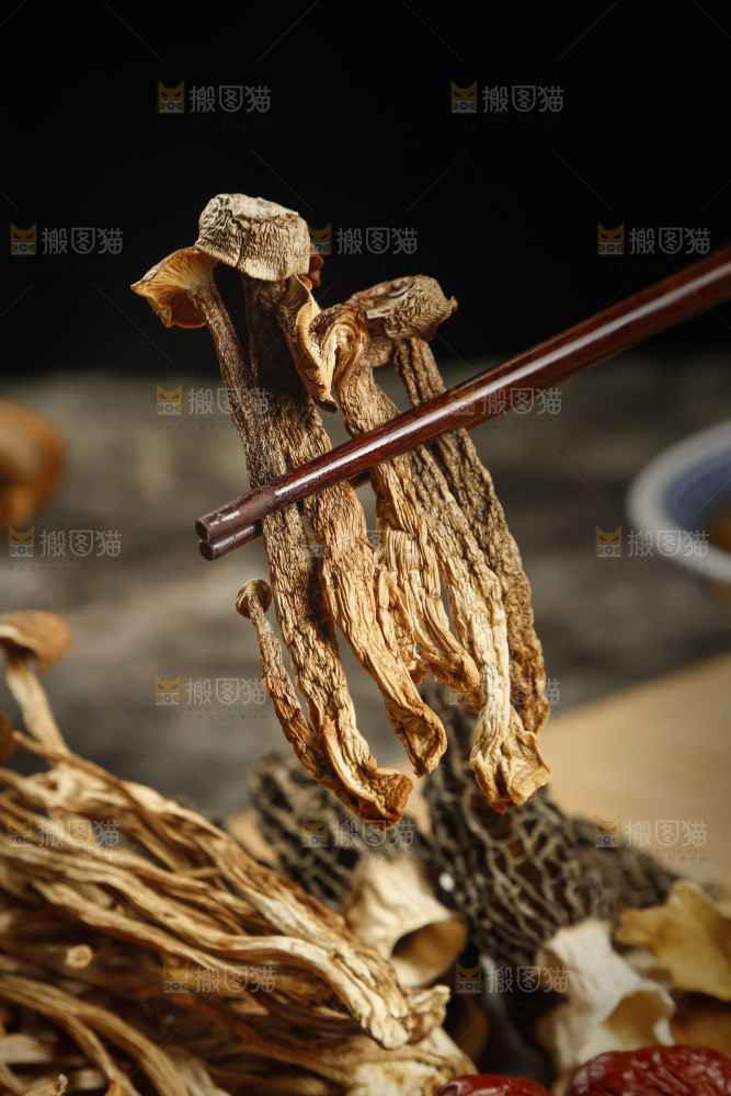 筷子上夹着茶树菇