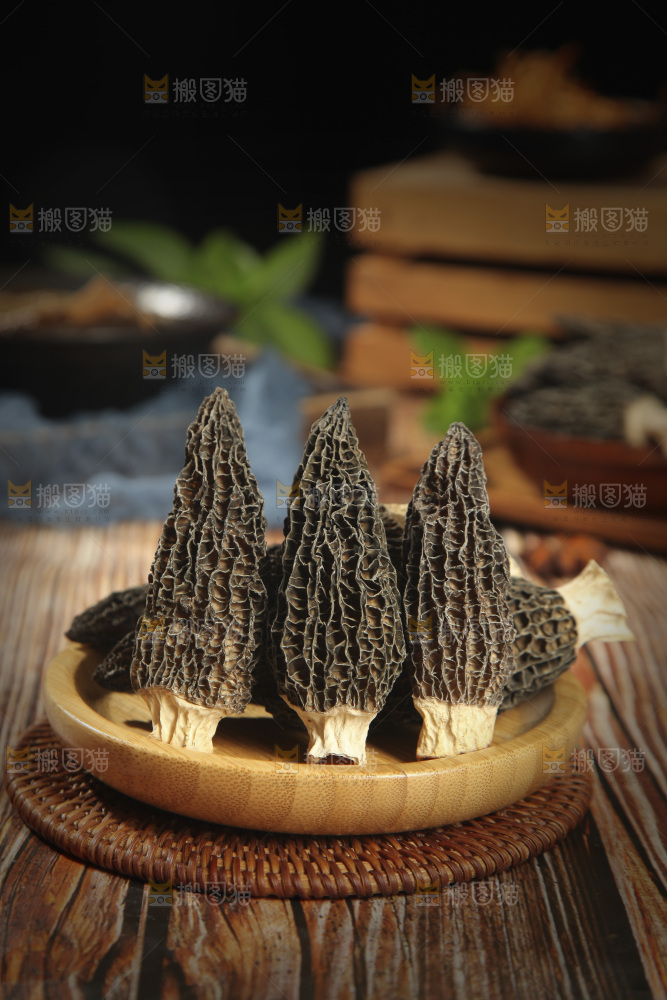 木底上放着一盘羊肚菌