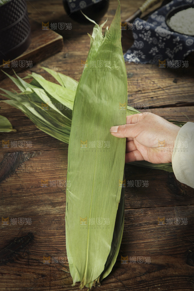 手里拿着芦苇叶