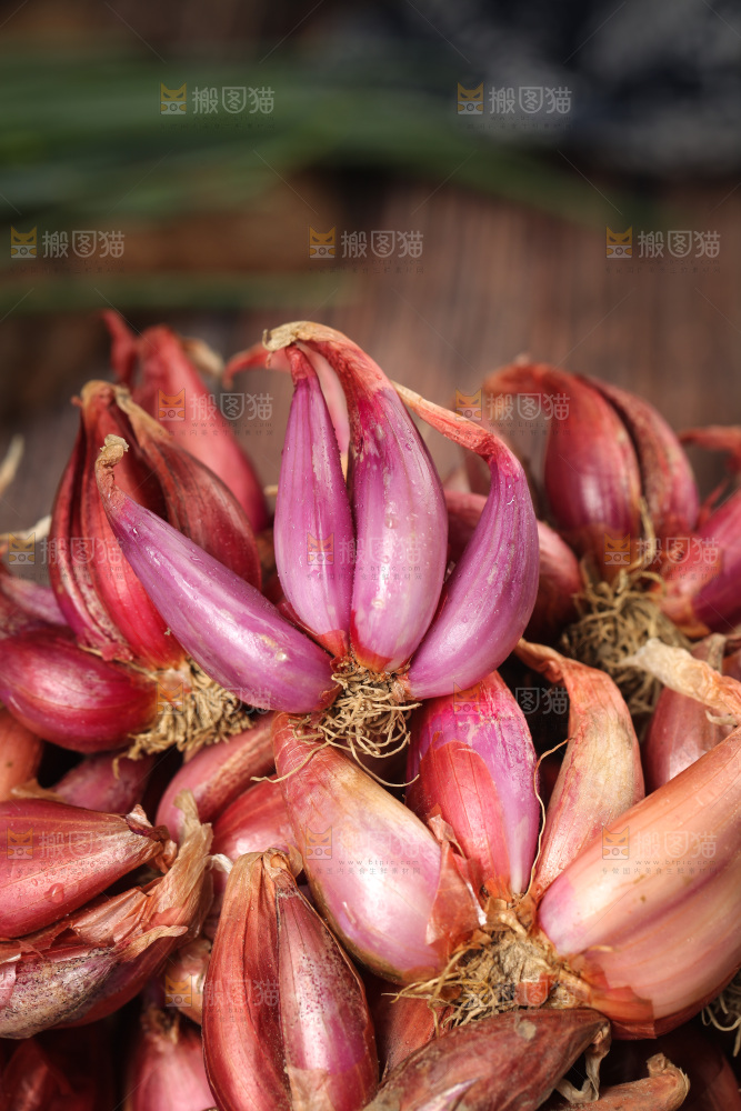 一堆红葱头