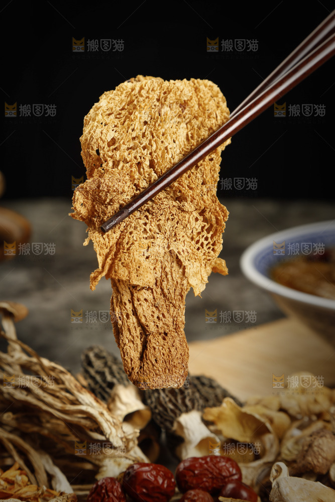 筷子上夹着竹荪