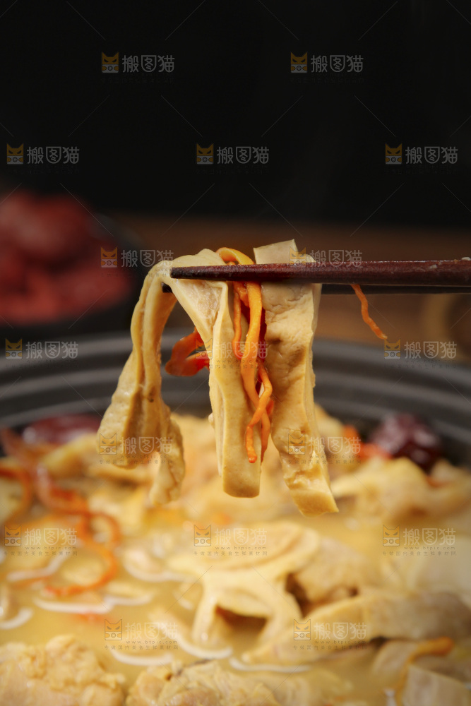 筷子上美食着肚包鸡