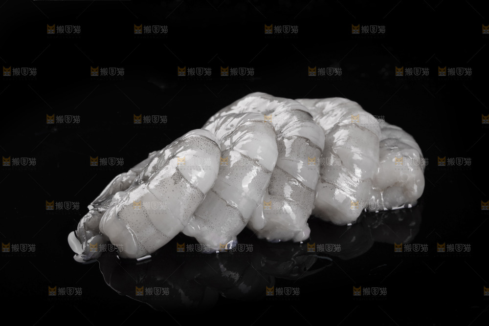 黑底上放着虾仁