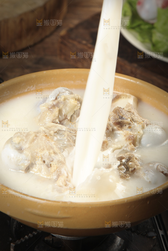 一锅猪筒骨高汤