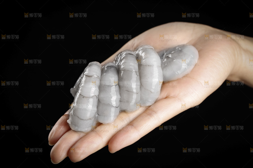 手里拿着虾仁