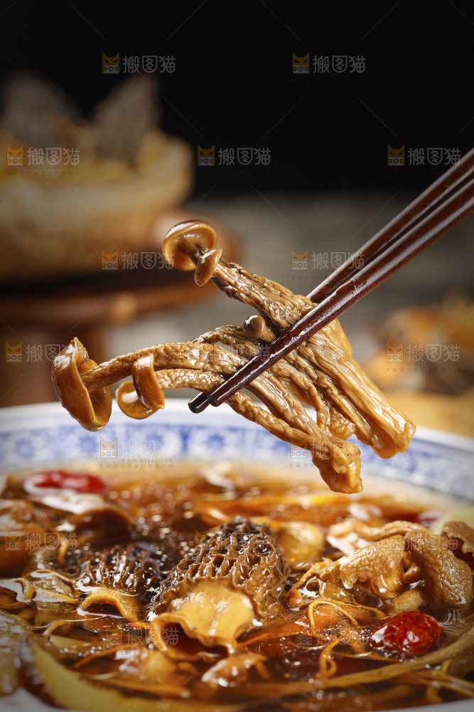 筷子上夹着茶树菇