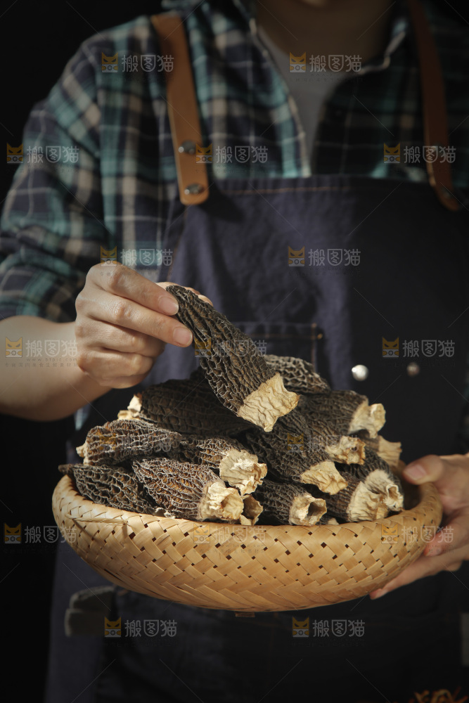 手里端着一篮云南羊肚菌