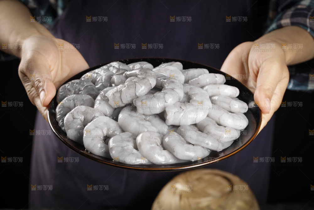 手里端着一盘青虾仁