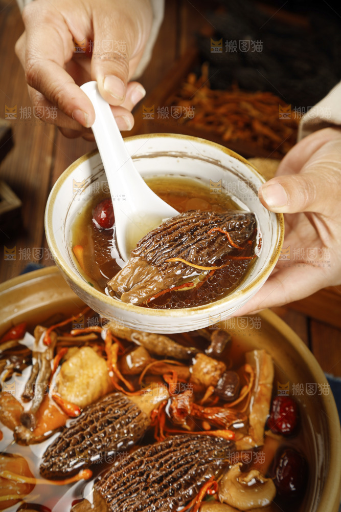 碗里的七彩菌菇汤