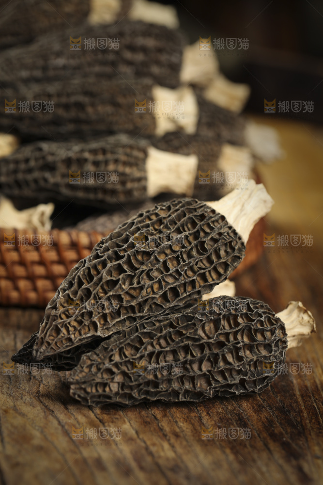 木底上放着有柄羊肚菌