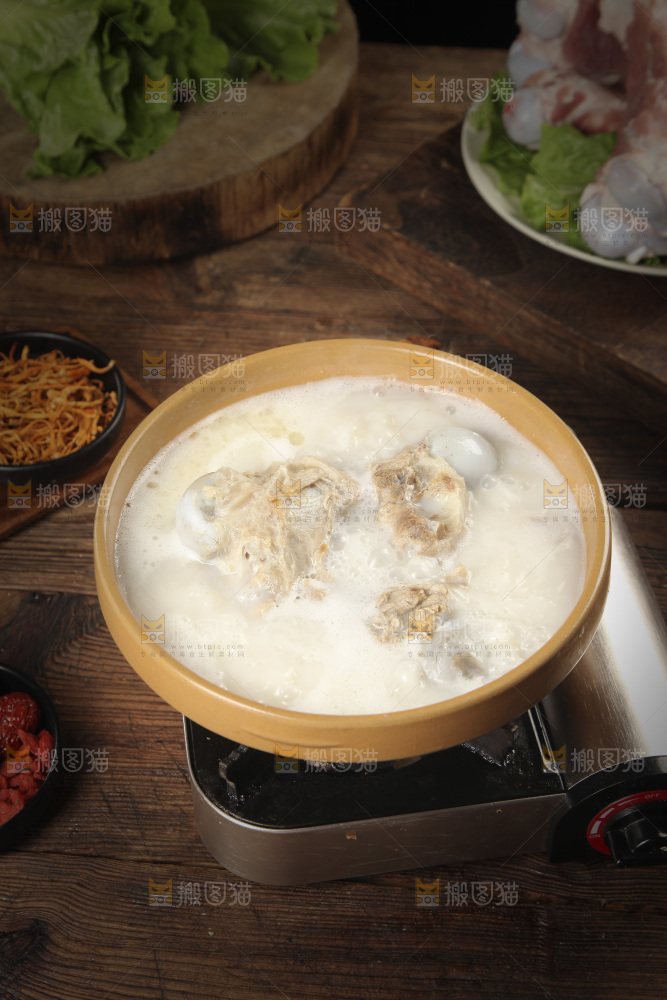 一锅猪筒骨煲汤