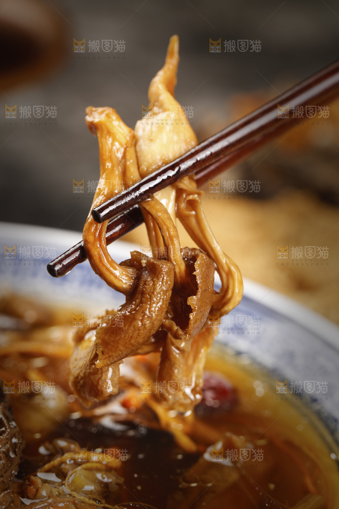 筷子上夹着北风菌