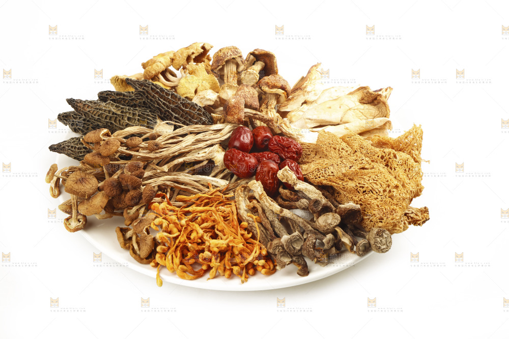 一盘八珍菌菇食材
