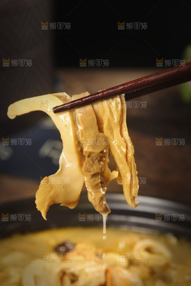 筷子上夹着猪肚鸡