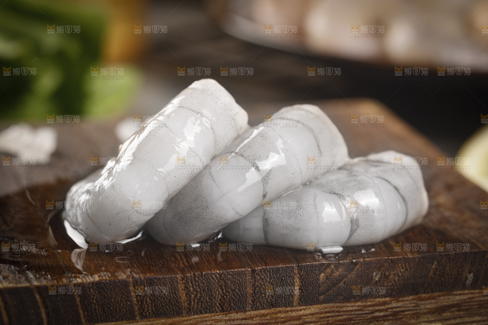 木板上放着无冰大虾仁