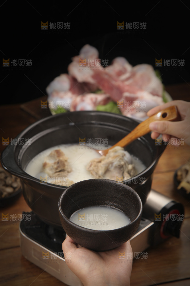 碗里装着骨头汤