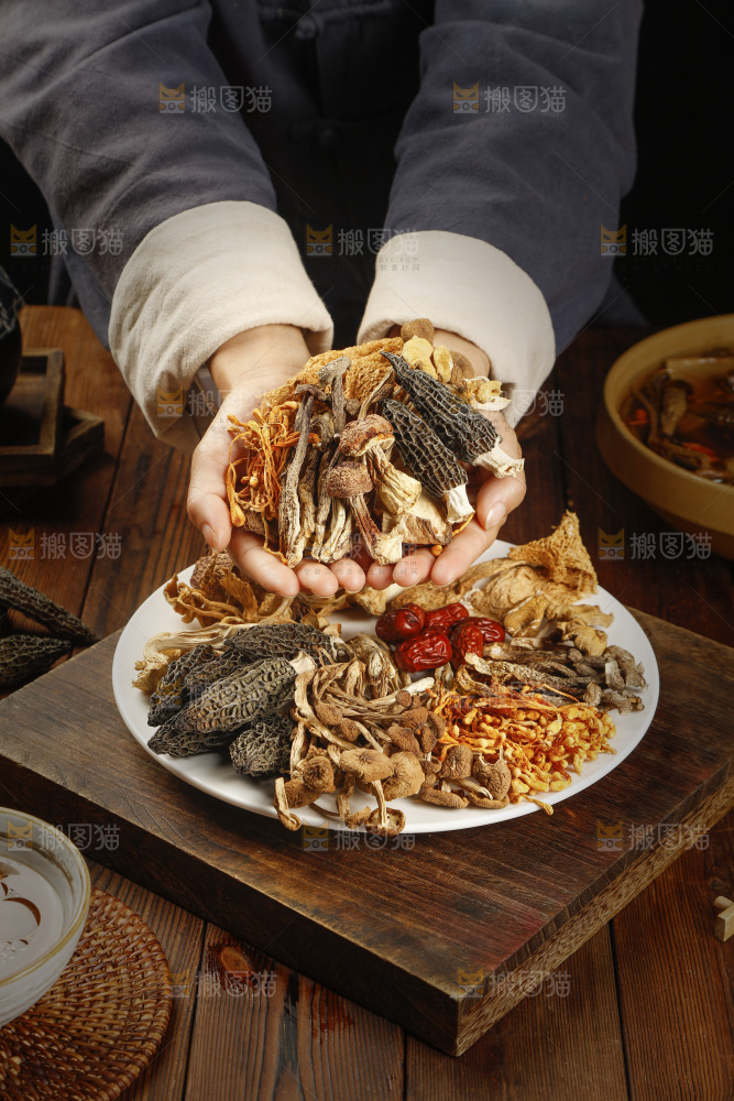 手里捧着八珍菌菇食材