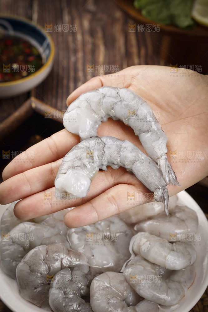 手里拿着大虾仁