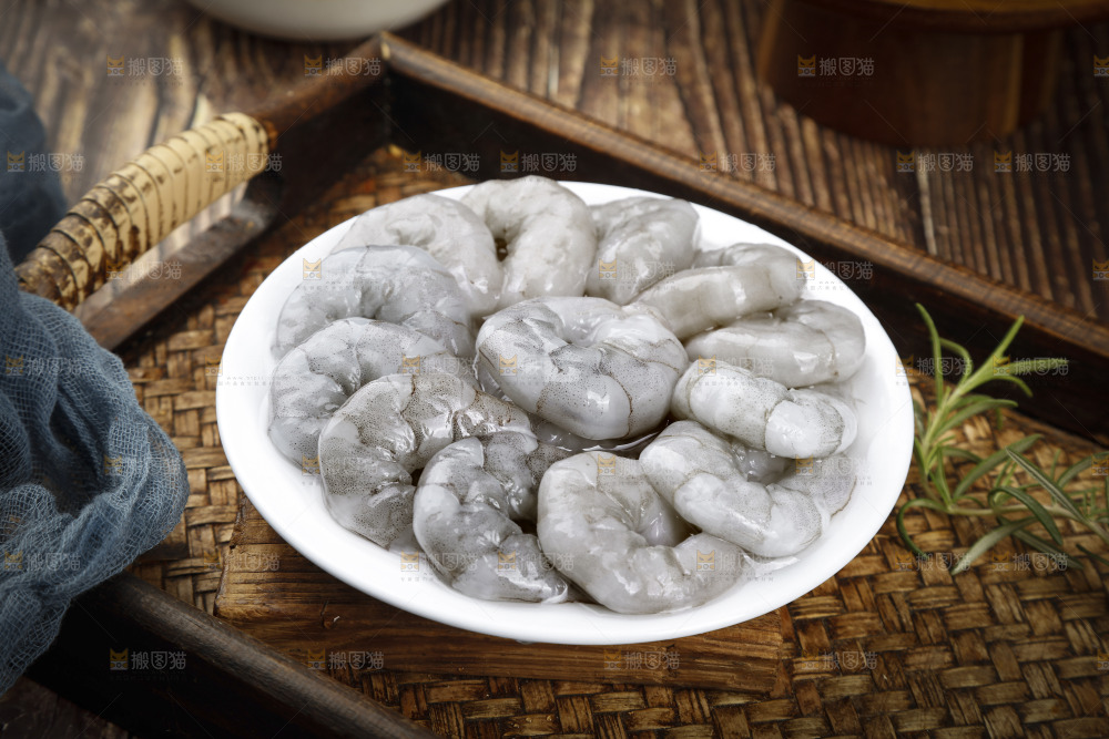 一盘新鲜青虾仁