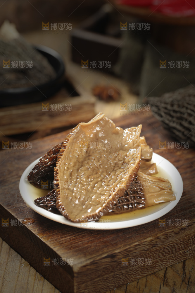 一盘泡发过的羊肚菌