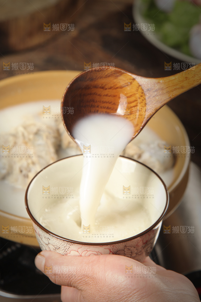 勺子上舀着大骨汤