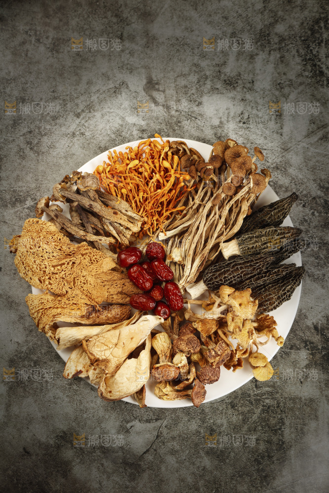 一盘八珍菌菇组合