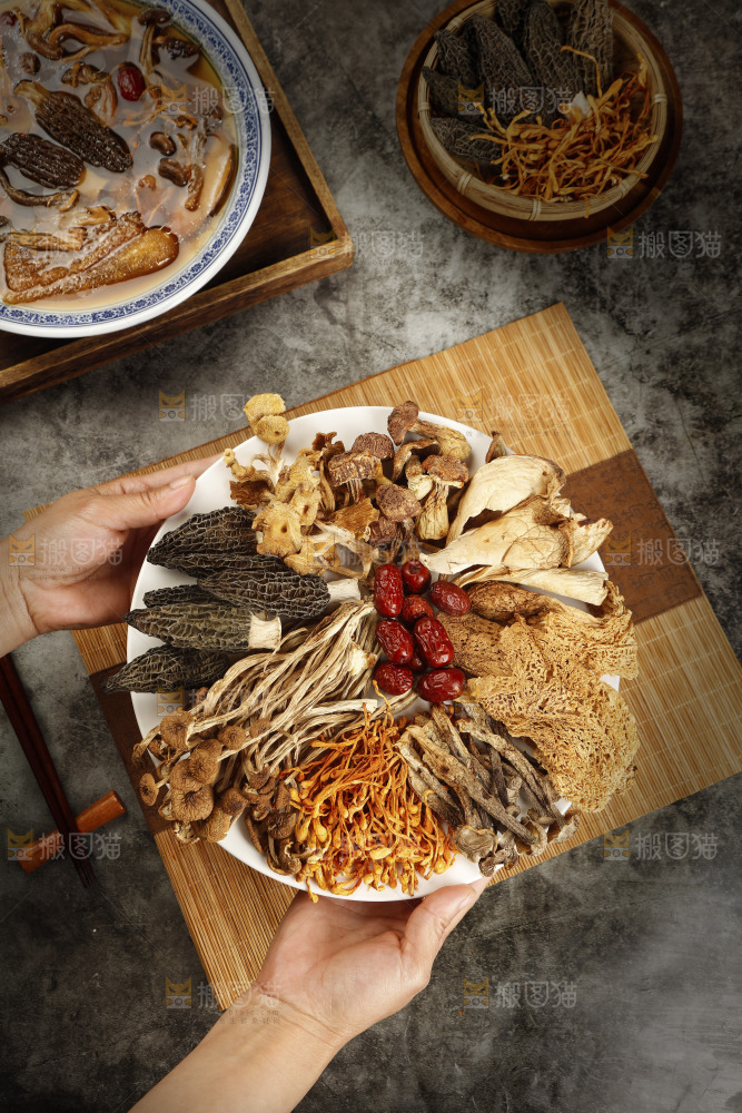 手里端着八珍菌菇组合