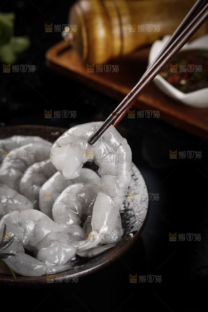 筷子上夹着大虾仁