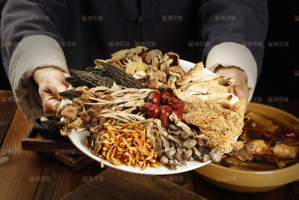 手里端着一盘八味山珍菌汤组合