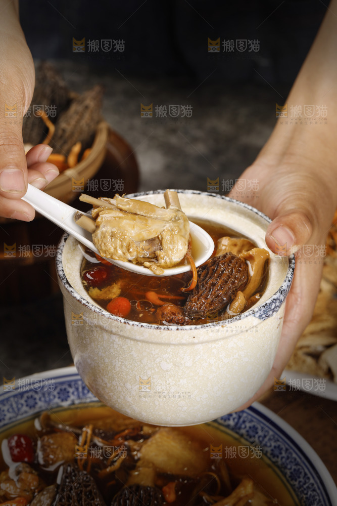 勺子上舀着鸡肉