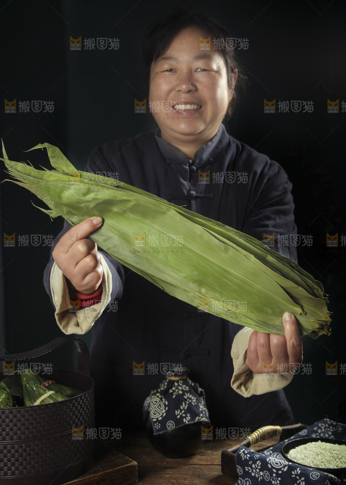 手里拿着粽叶子