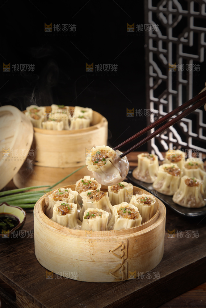 筷子上夹着烧麦