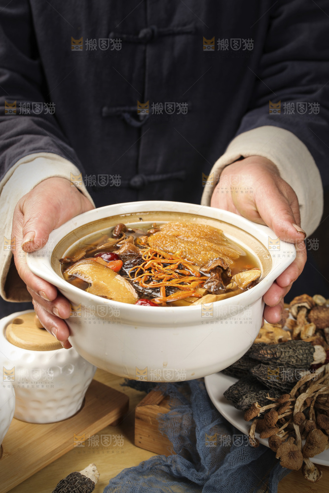 手里端着一锅七彩菌菇汤