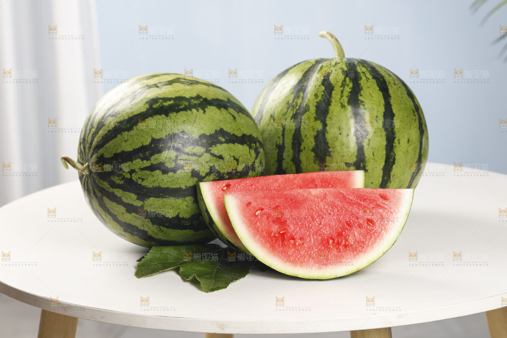 桌子上放着红肉西瓜