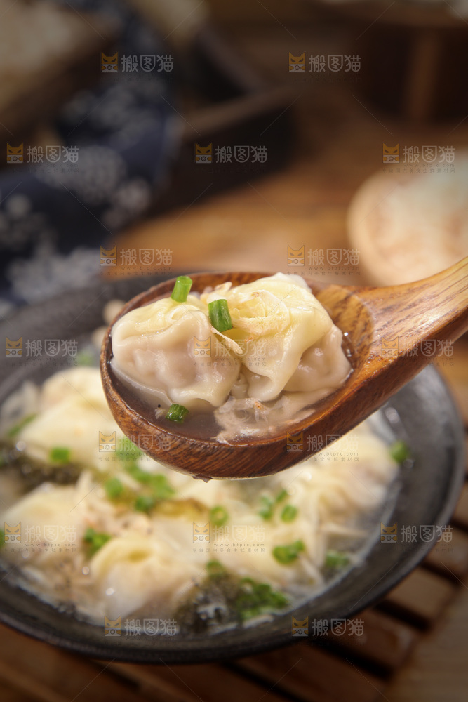 勺子上舀着馄饨