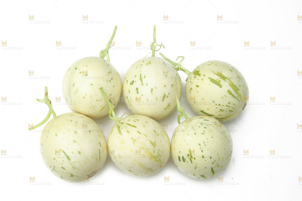 白底上放着一堆月露蜜瓜