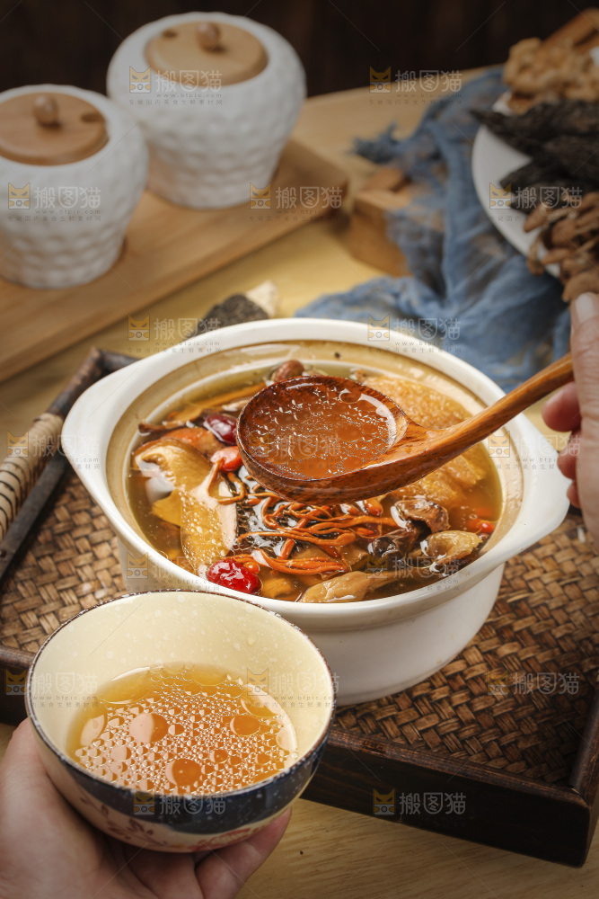 勺子上舀着七彩菌菇汤