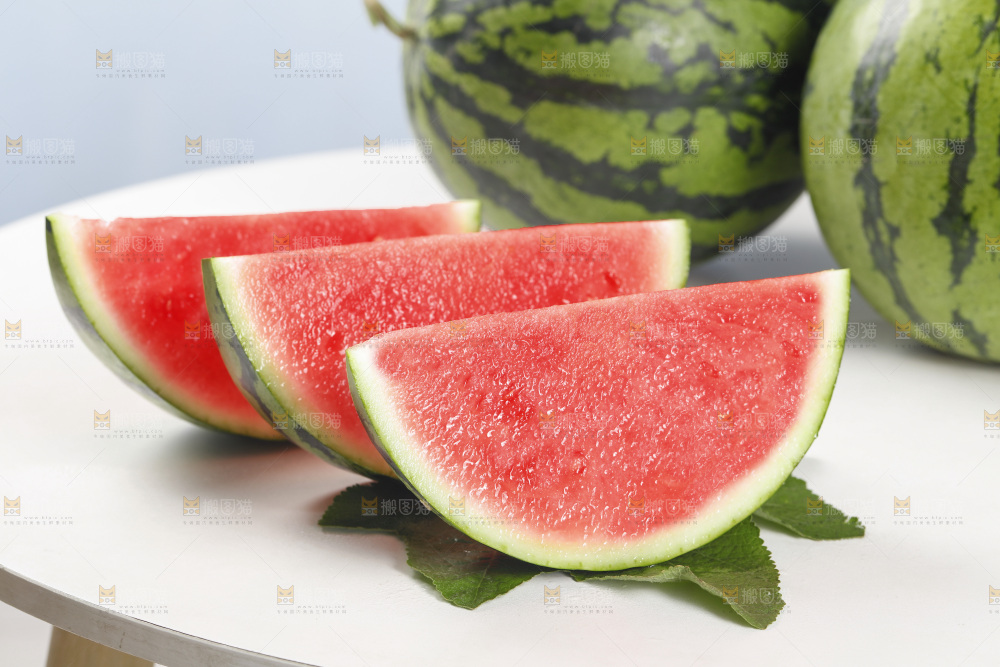 桌子上放着红肉西瓜