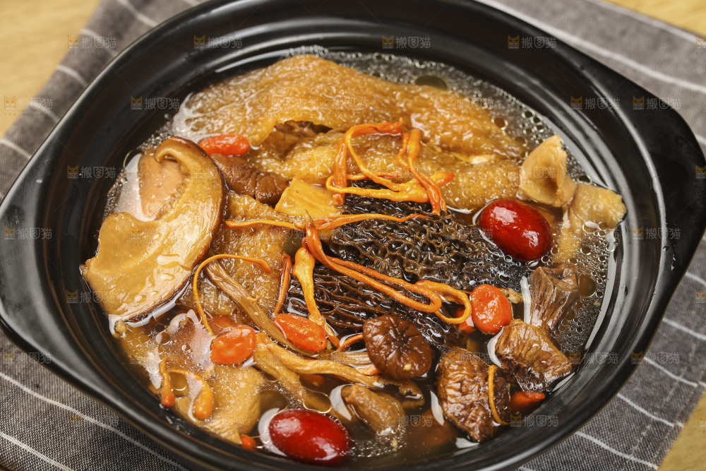 一锅七彩菌菇鸡汤