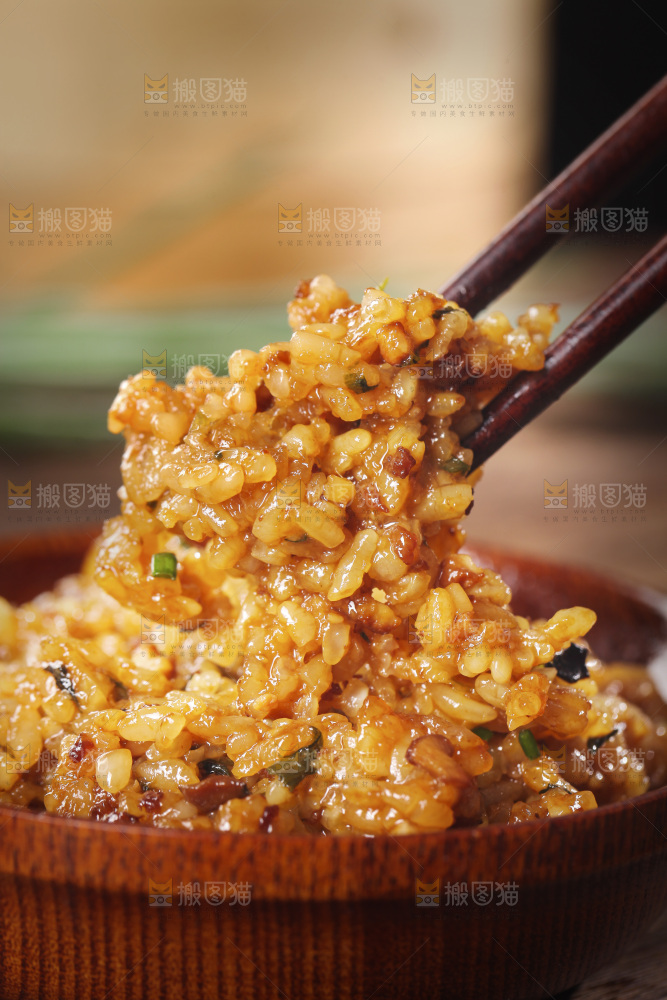 筷子上着着烧麦糯米食材