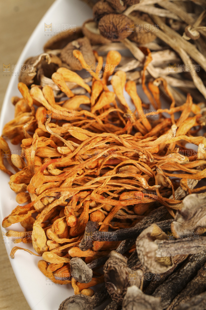 一盘七彩菌菇