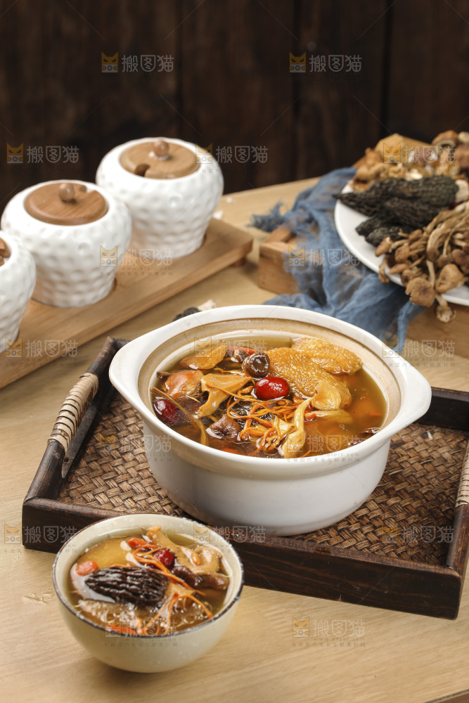 案板上摆放着七彩菌菇鸡汤