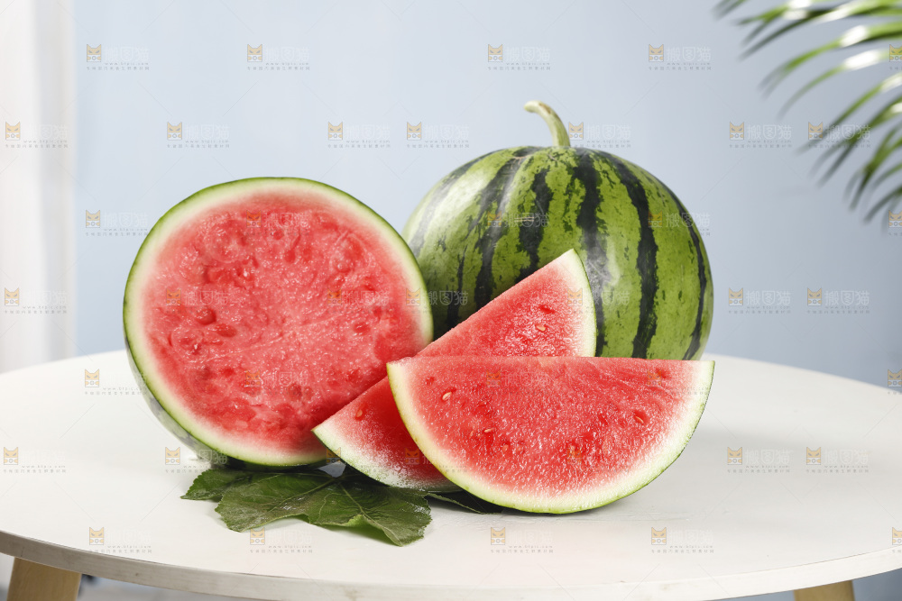 桌子上放着红肉西瓜